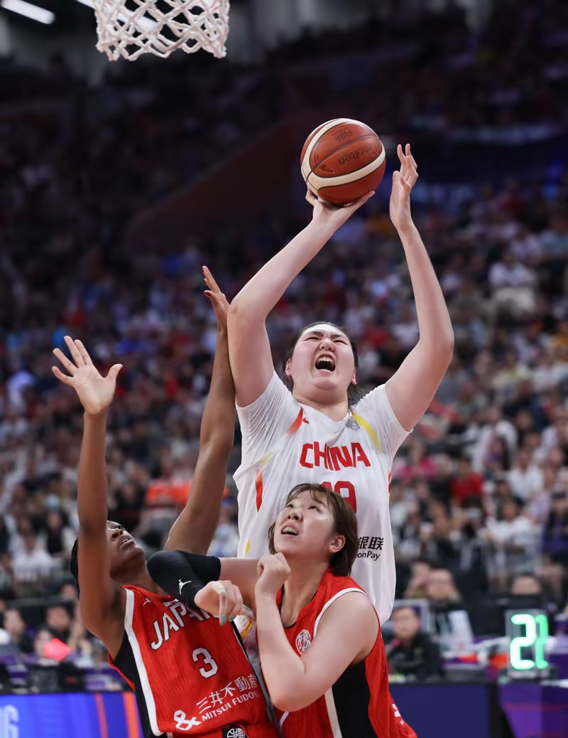 包含亚洲篮球冠军队壮行出征，磅礴场面震撼呈现的词条